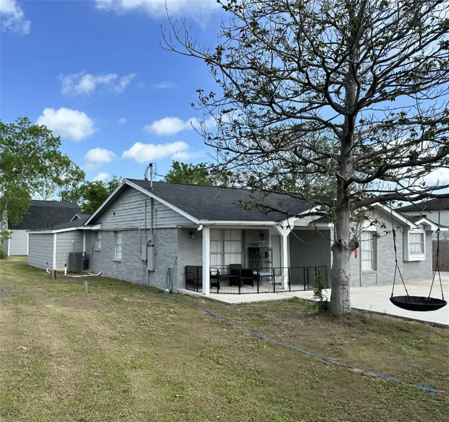 201 S 5th Street, Highlands, TX 77562 - #2