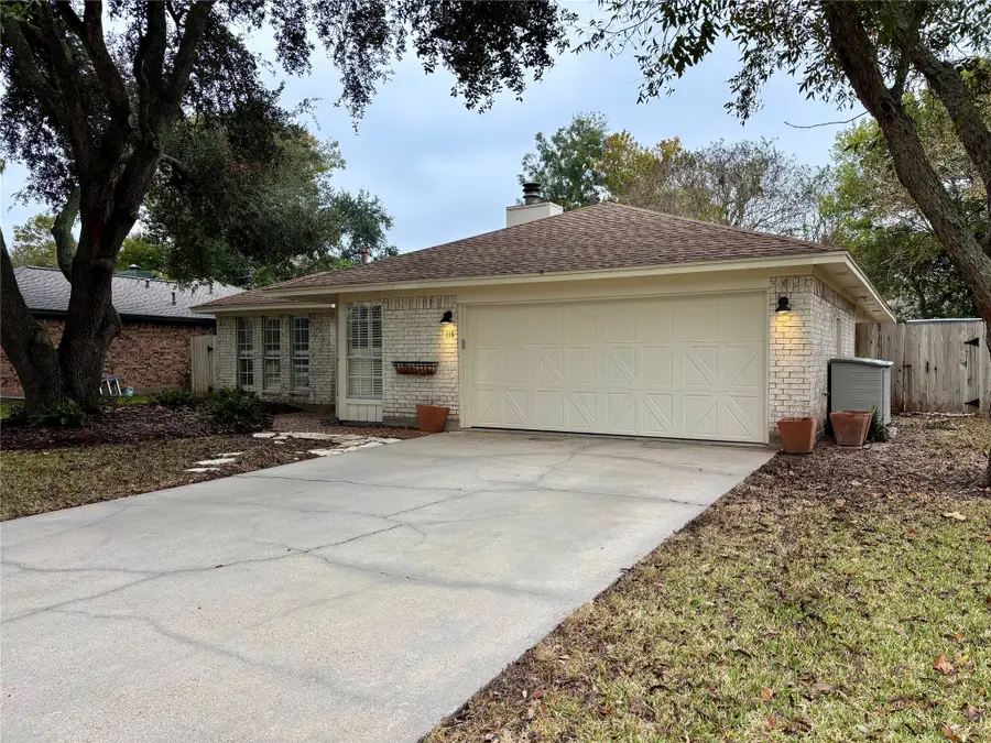 116 Bougainvillea Street, Lake Jackson, TX 77566 - Image #2