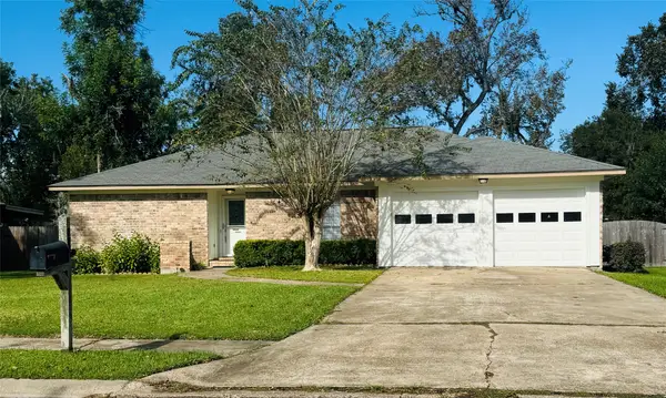 212 Dogwood Street, Lake Jackson, TX 77566