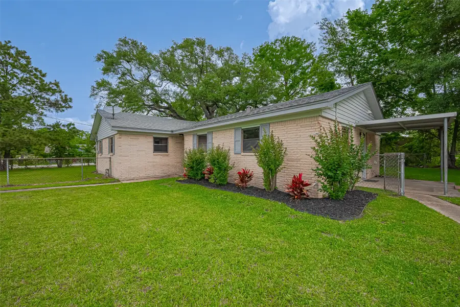 111 N 11th Street, Highlands, TX 77562 - #3