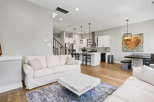 825 Woodcrest Drive, Houston, TX 77018