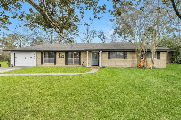 222 Hillcrest Drive, Conroe, TX 77303