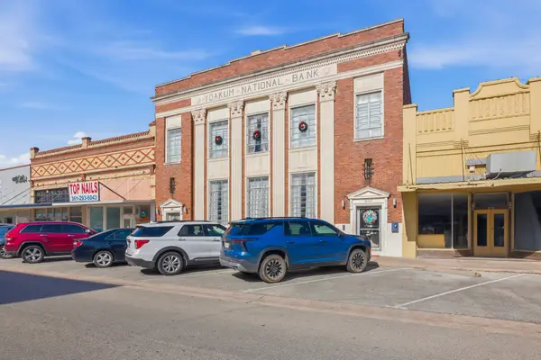 207 W Grand Avenue, Yoakum, TX 77995