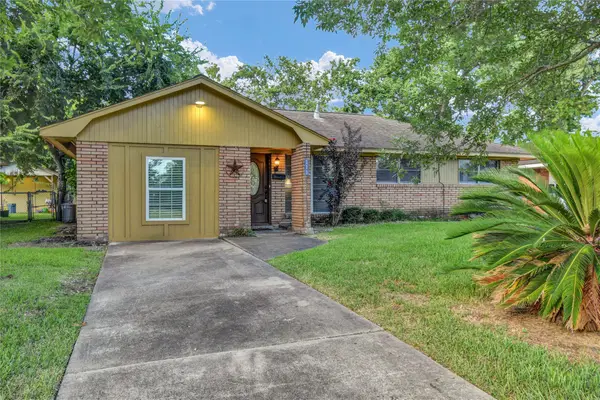 111 Mimosa Street, Lake Jackson, TX 77566