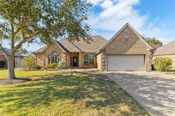 105 Gadwall Drive, Clute, TX 77531