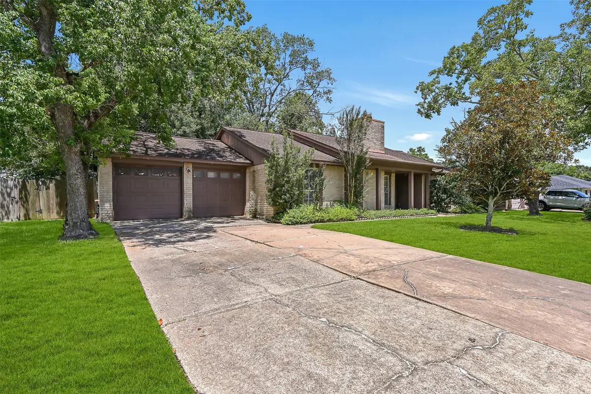 1109 W Castlewood Avenue, Friendswood, TX 77546 - #1