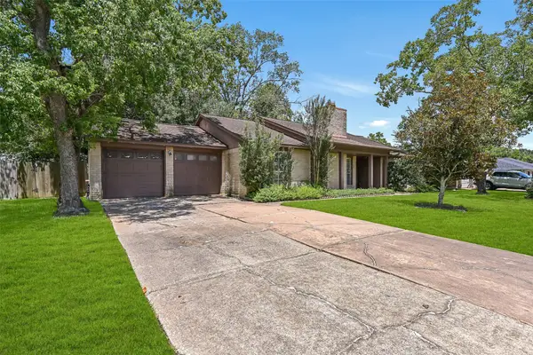 1109 W Castlewood Avenue, Friendswood, TX 77546