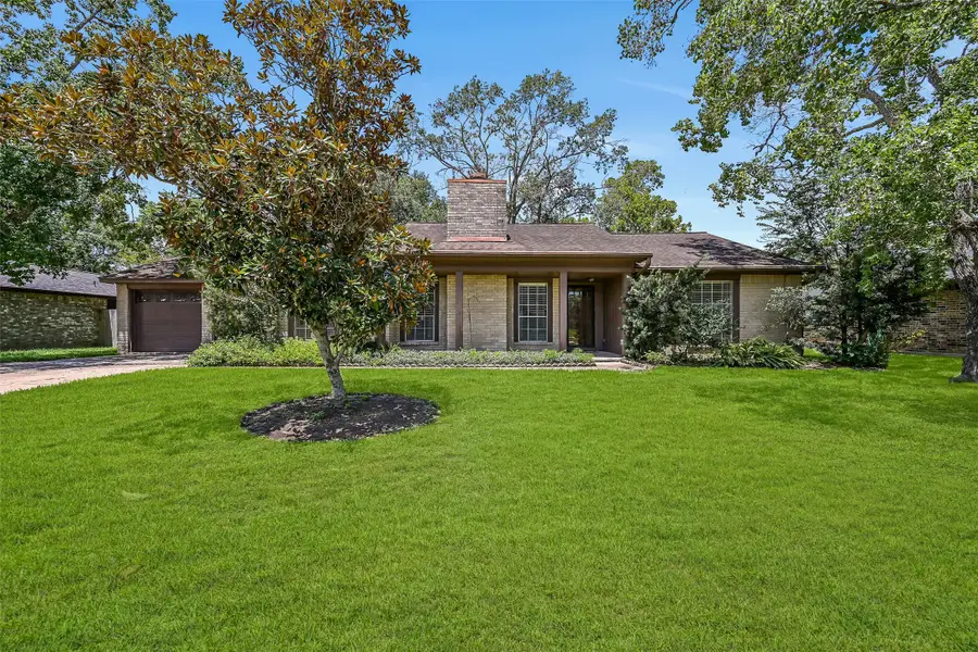 1109 W Castlewood Avenue, Friendswood, TX 77546 - #2
