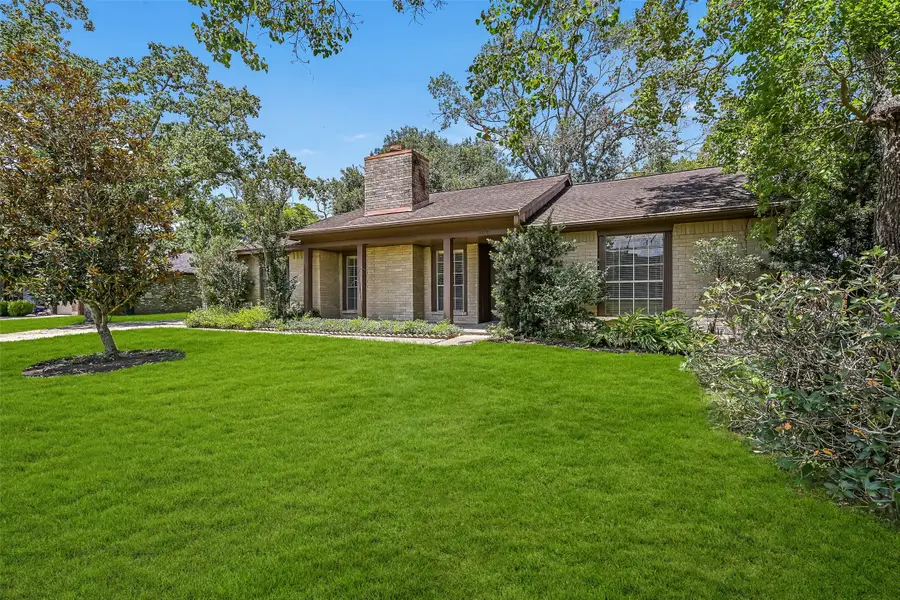 1109 W Castlewood Avenue, Friendswood, TX 77546 - #3