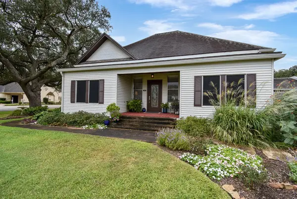 401 Fahrenthold Street, El Campo, TX 77437