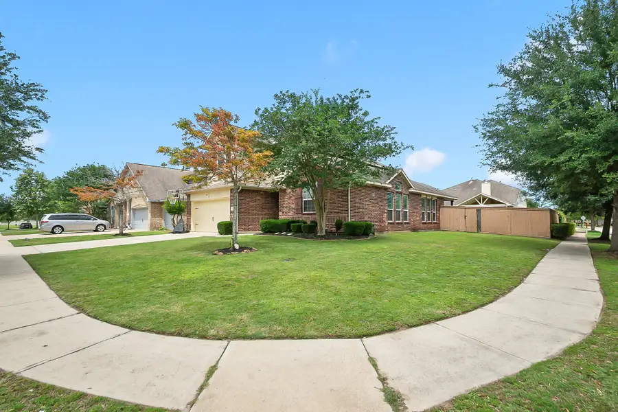 101 Long Meadow Ct, Clute, TX 77531 - #3