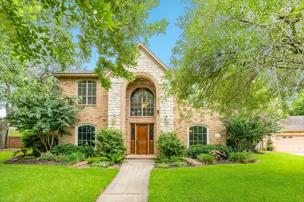 71 Rosewood Street, Lake Jackson, TX 77566