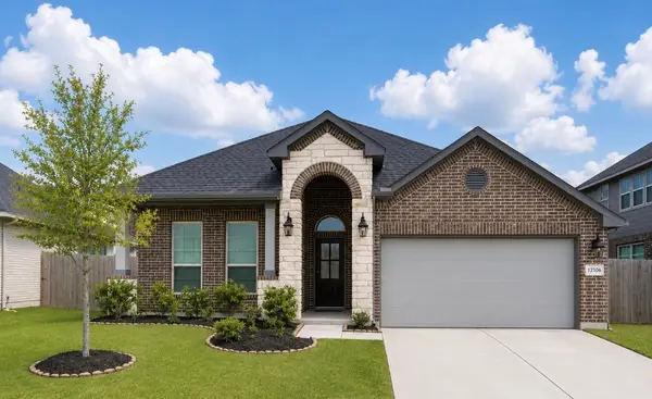 12106 Champions Forest Drive, Mont Belvieu, TX 77535