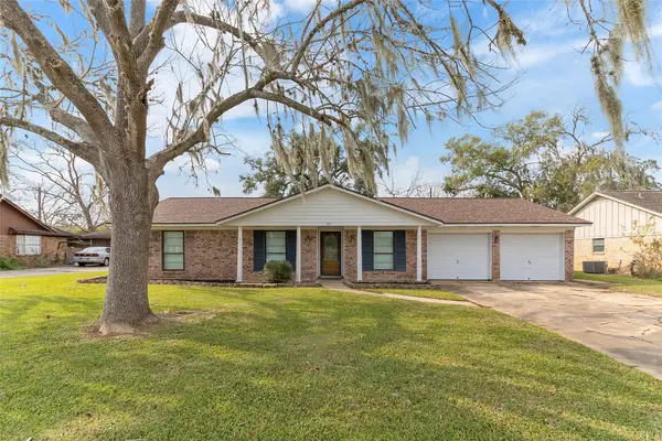 309 Petunia Street, Lake Jackson, TX 77566