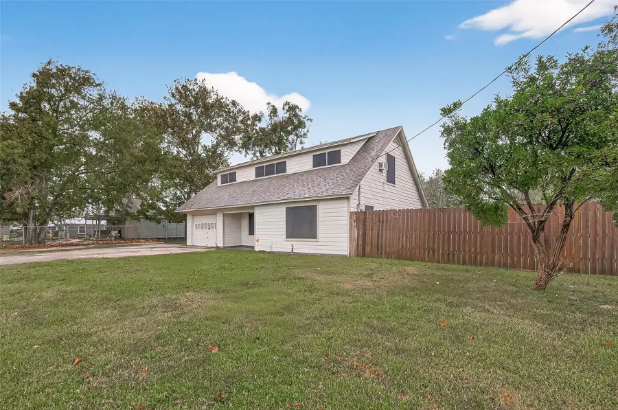 610 E Houston Street, Highlands, TX 77562 - Image #3
