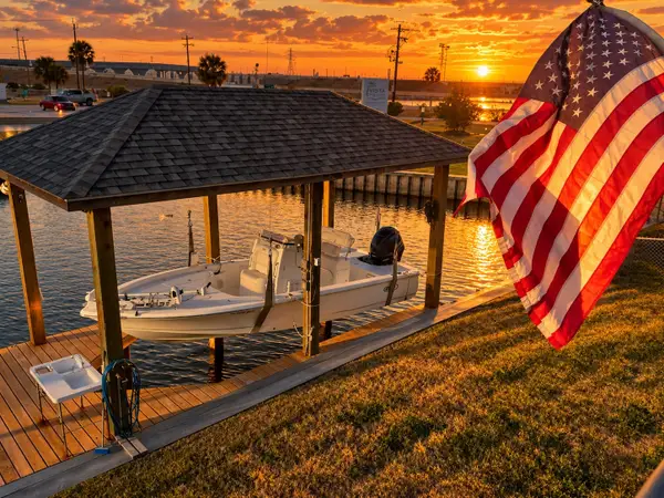 997 Redfish Street, Bayou Vista, TX 77563