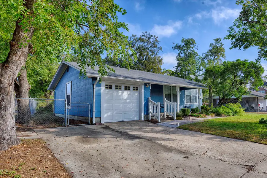 107 Crockett Street, Hallettsville, TX 77964 - Image #2