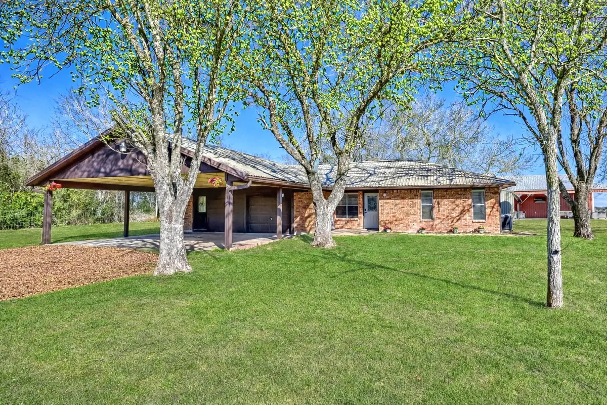 1055 Cr 214, Weimar, TX 78962 - #1