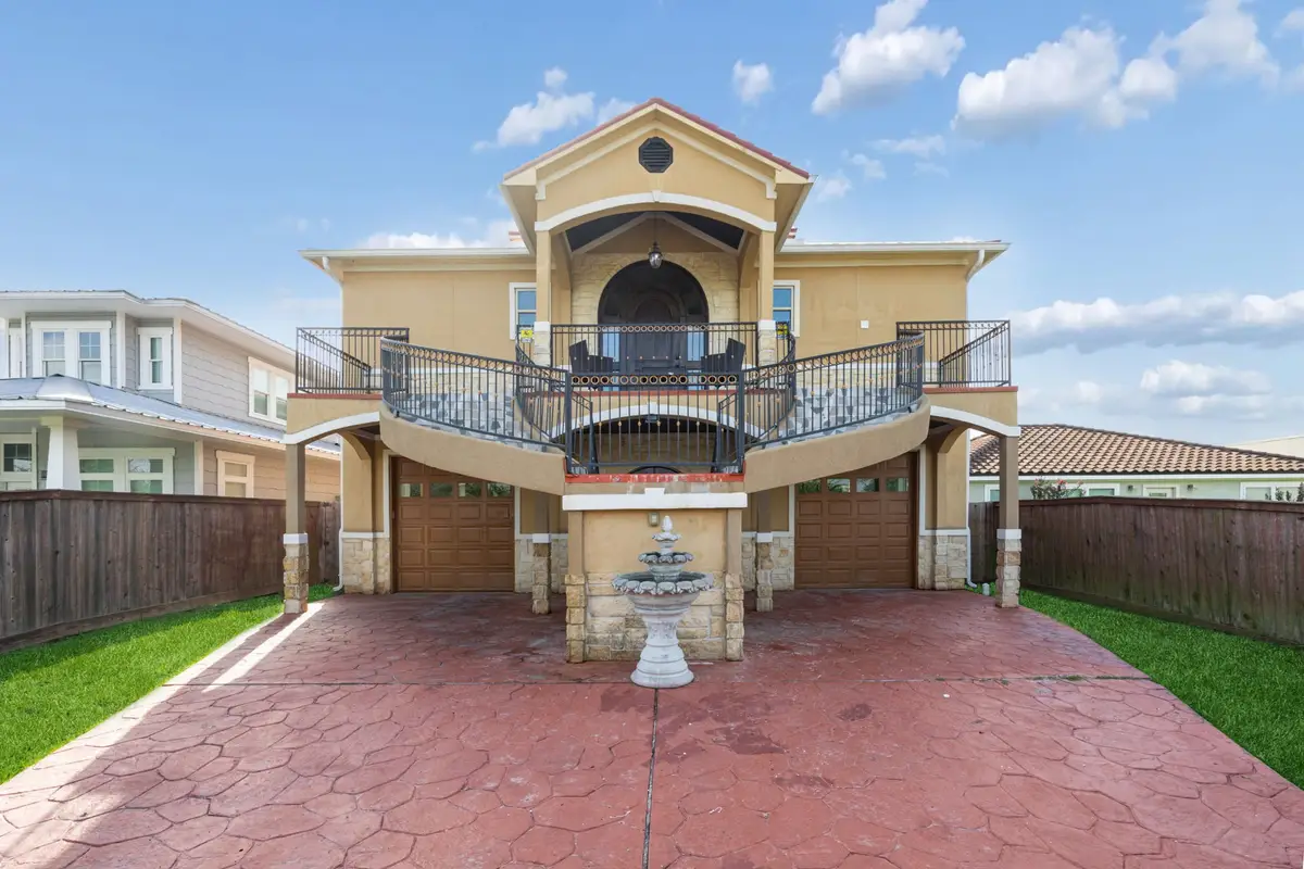 615 29th Street, Dickinson, TX 77539 - #1