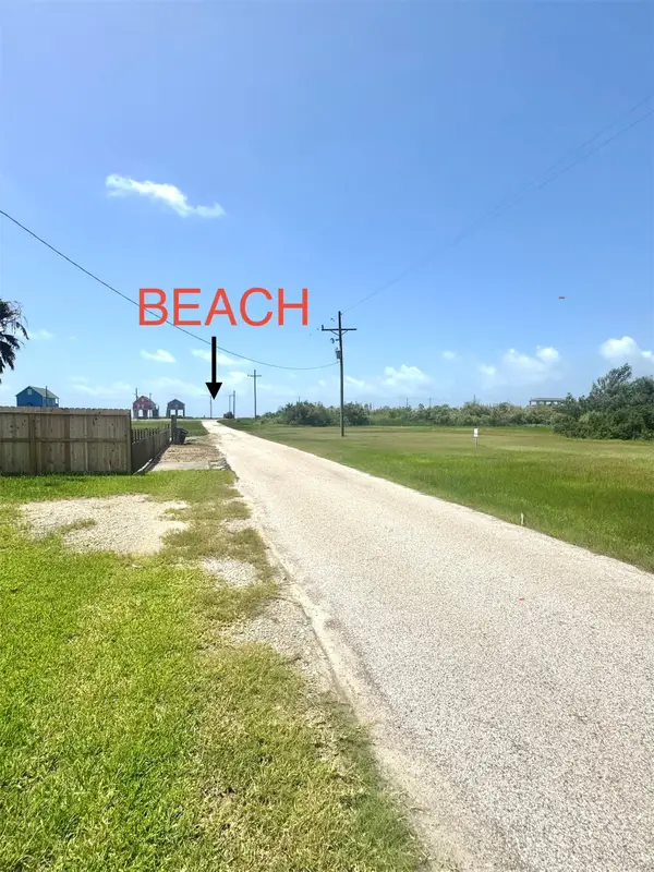 1048 Blacks Slip, Gilchrist, TX 77617