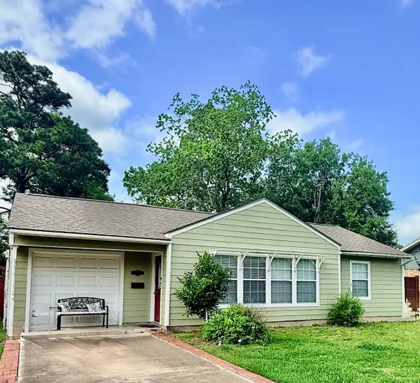 1017 E Miller Street, Angleton, TX 77515