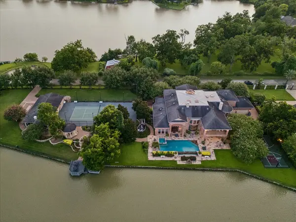 7 Paradise Point Drive, Sugar Land, TX 77478