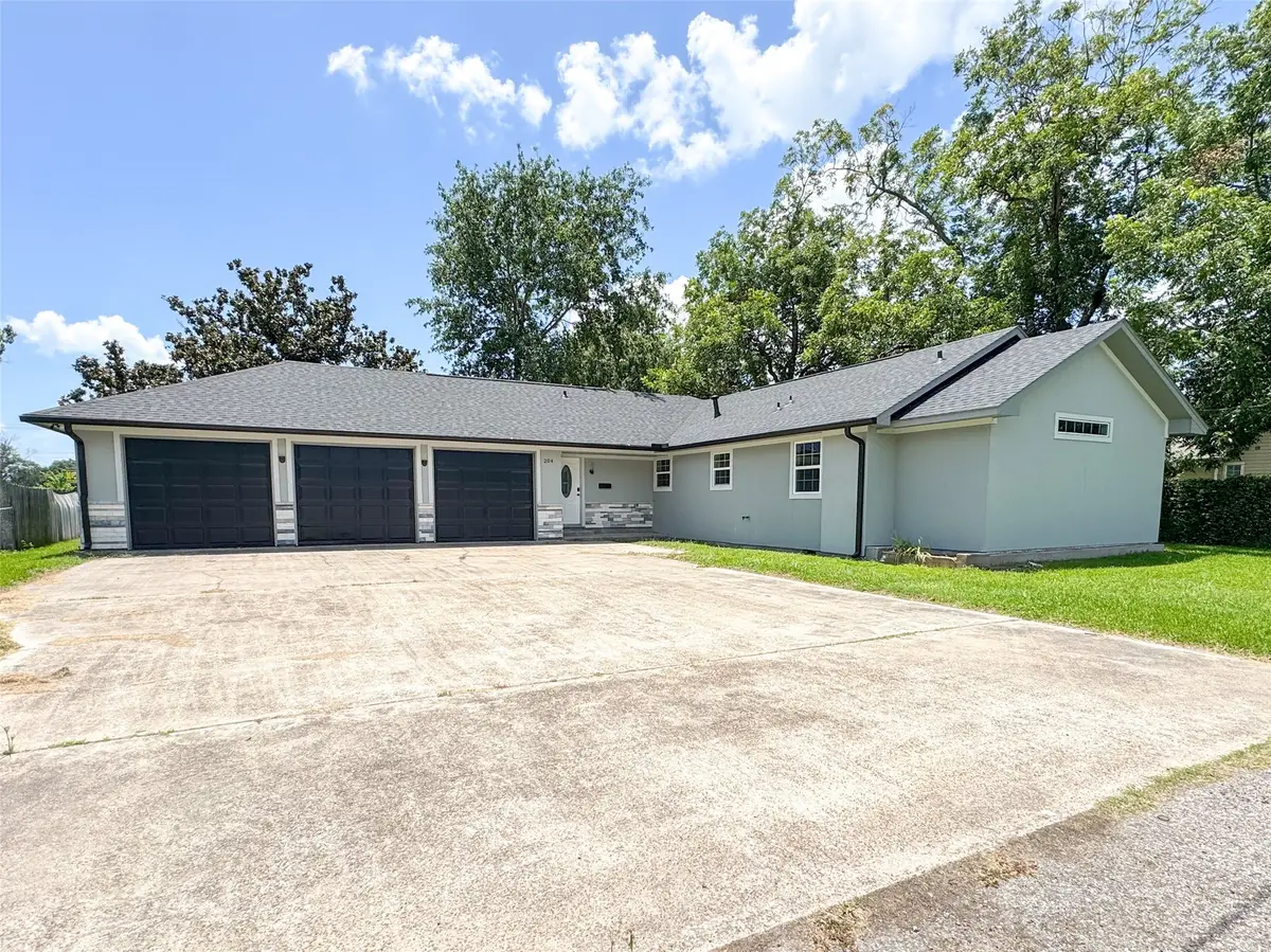 204 Dyer Street, Baytown, TX 77520 - #1