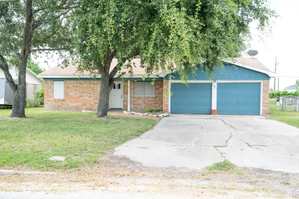 1105 W Saint Louis Avenue, Seadrift, TX 77983