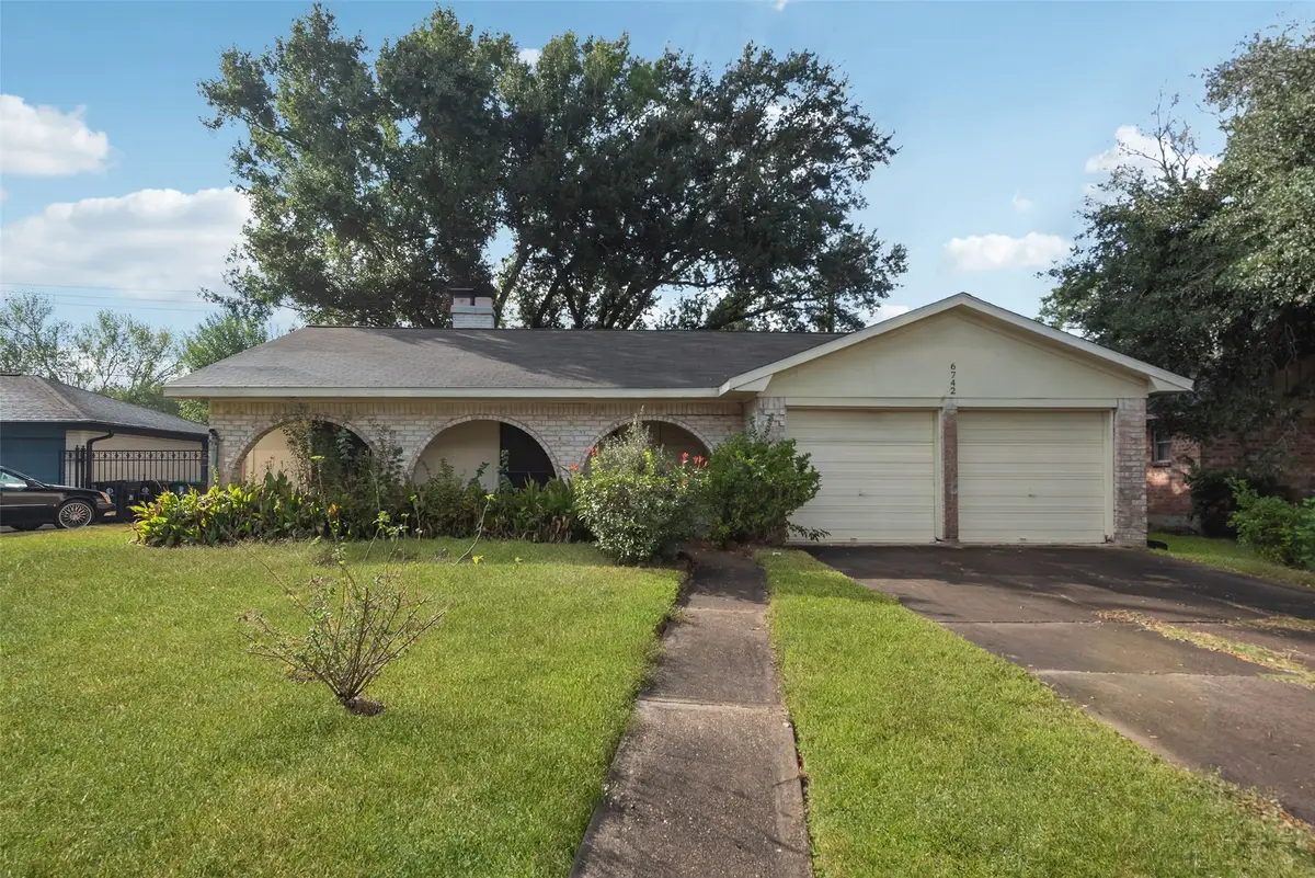 6742 Indian Lake Drive, Missouri City, TX 77489 - Image #1