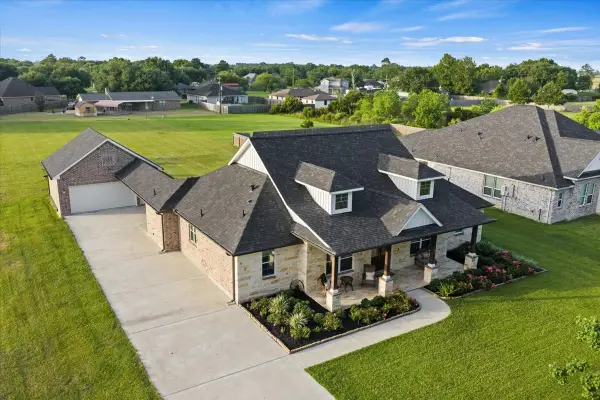 907 Oak Street, Anahuac, TX 77514