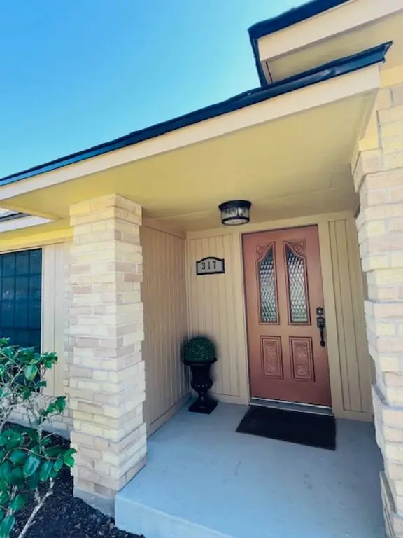 317 Raintree Lane, Lake Jackson, TX 77566 - Image #2