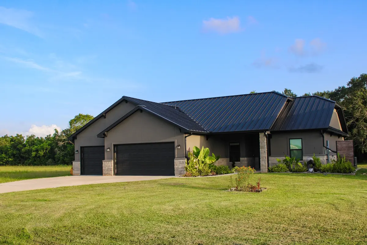 925 Chuckwagon Trail, Angleton, TX 77515 - #1