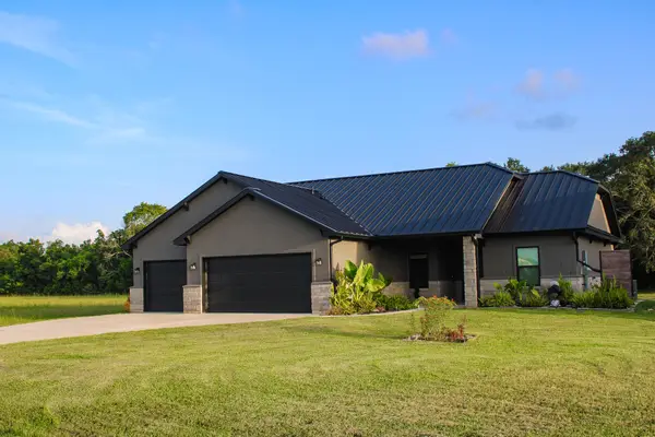 925 Chuckwagon Trail, Angleton, TX 77515