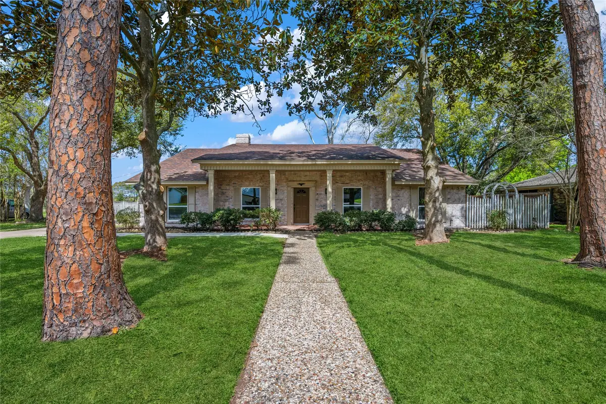 210 Ridgemont Drive, Alvin, TX 77511 - #1