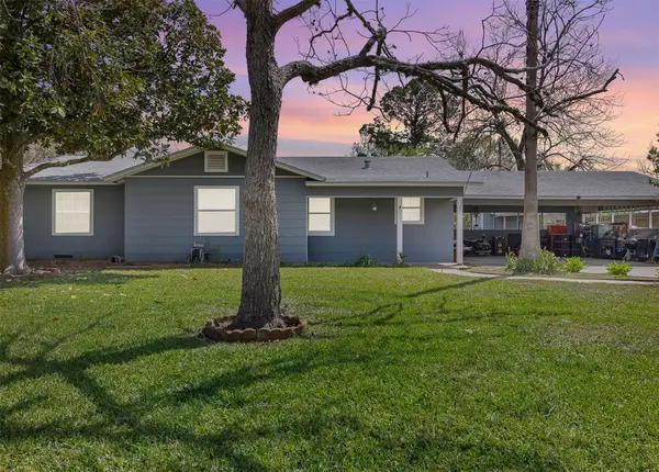 107 N River Drive, Columbus, TX 78934