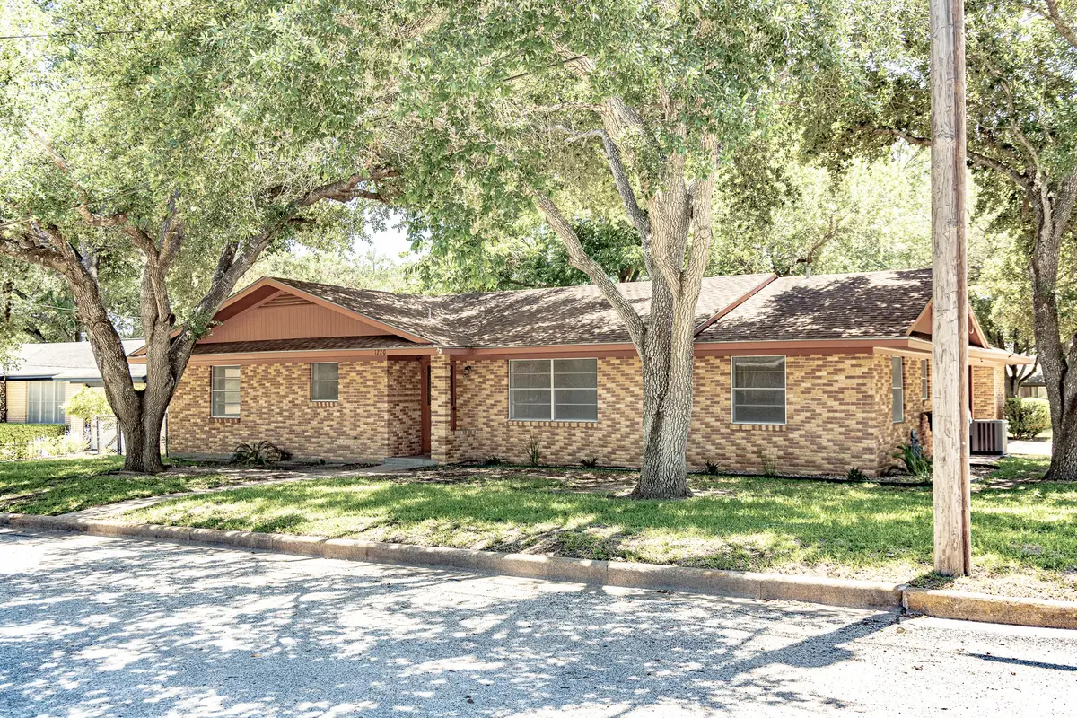 1220 N Avenue I, Shiner, TX 77984 - #1