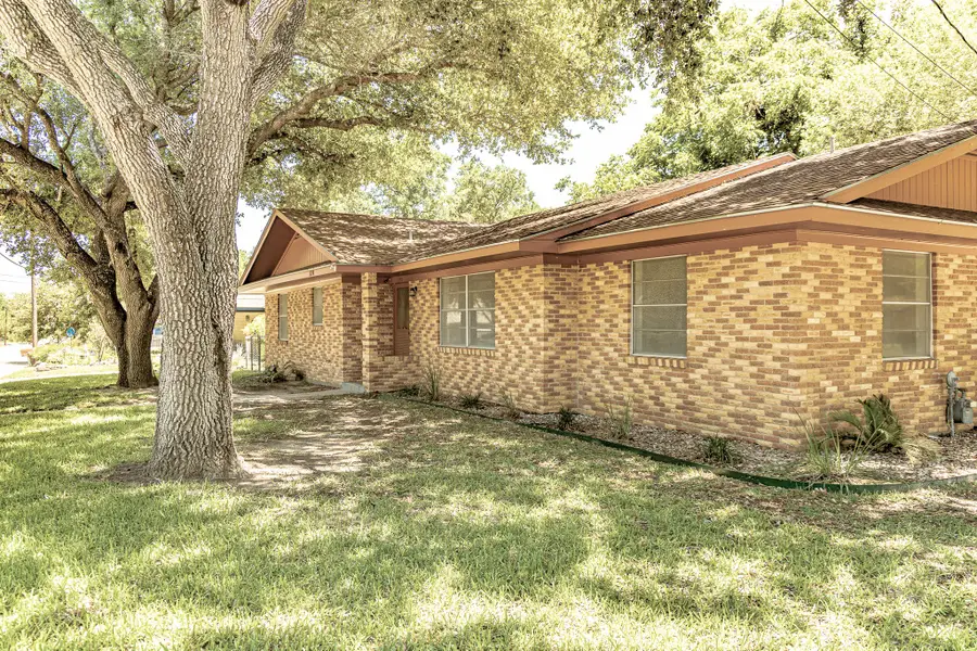 1220 N Avenue I, Shiner, TX 77984 - #3