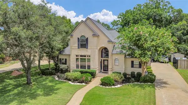 208 River Oaks Drive, Lake Jackson, TX 77566