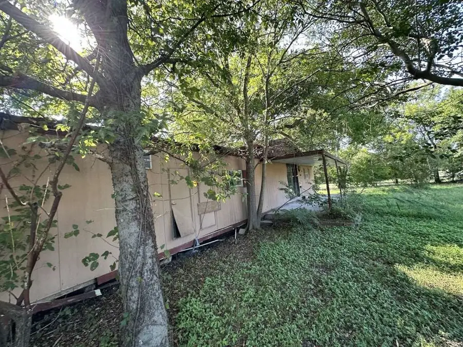 602 E Navasota Street, Groesbeck, TX 76642 - Image #2