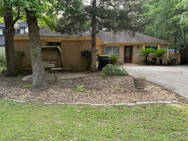 377 Rolling Hills Drive, Panorama Village, TX 77304