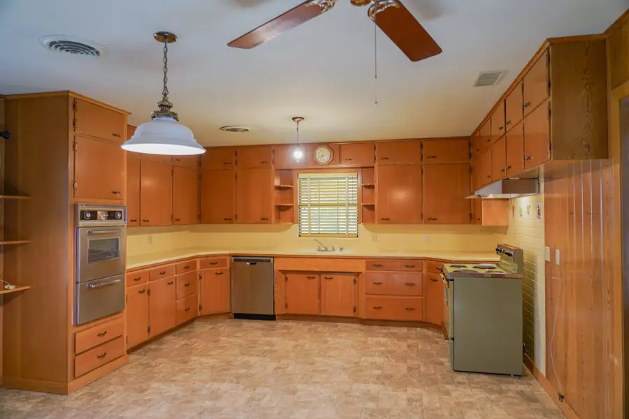 502 S Washington Street, El Campo, TX 77437 - #3