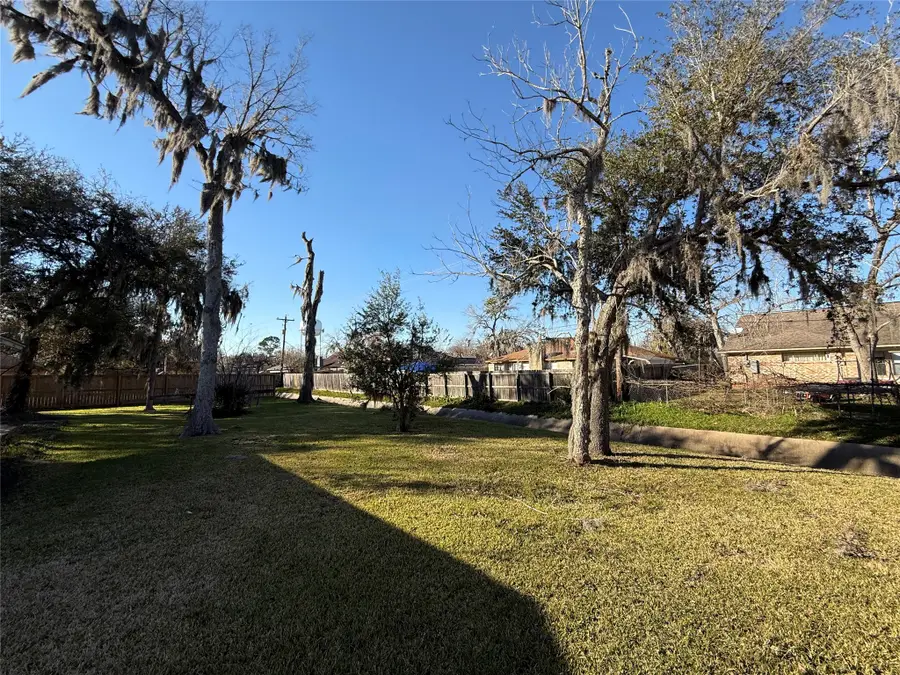 444 Southern Oaks Drive, Lake Jackson, TX 77566 - #3