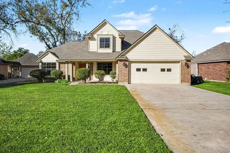 107 Sandalwood Drive, Lake Jackson, TX 77566 - Image #2