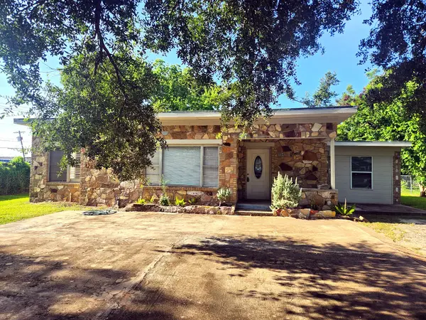 1114 E Pecan Street, Angleton, TX 77515