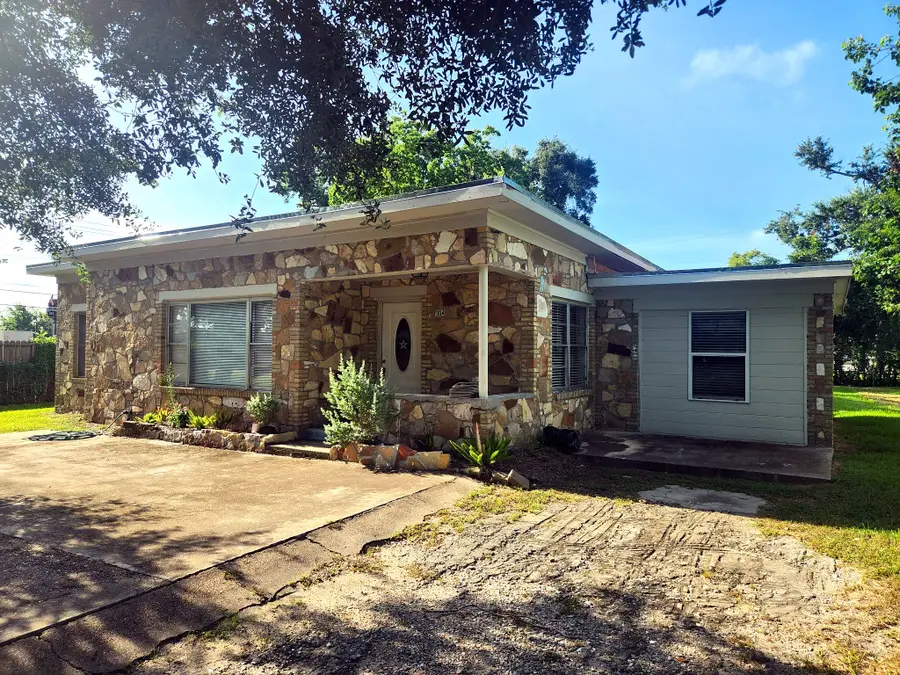 1114 E Pecan Street, Angleton, TX 77515 - #2