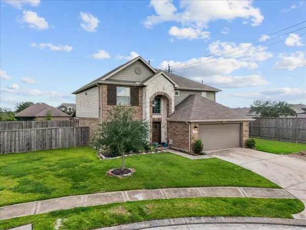356 Century Oaks Lane, Hitchcock, TX 77568