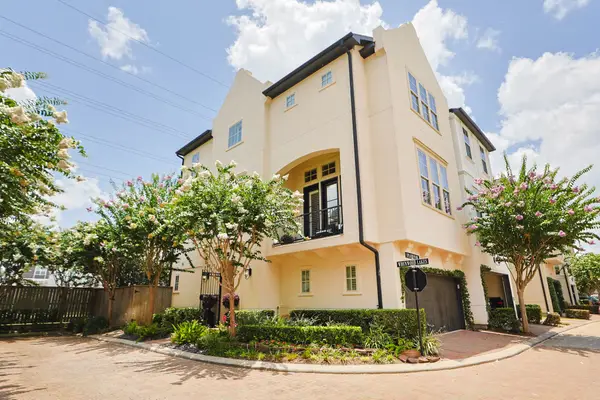 10901 Upland Park, Houston, TX 77043