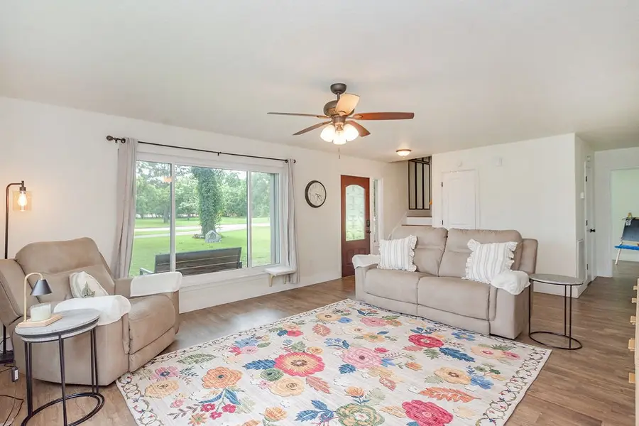 1055 S Anderson Street, Angleton, TX 77515 - #2