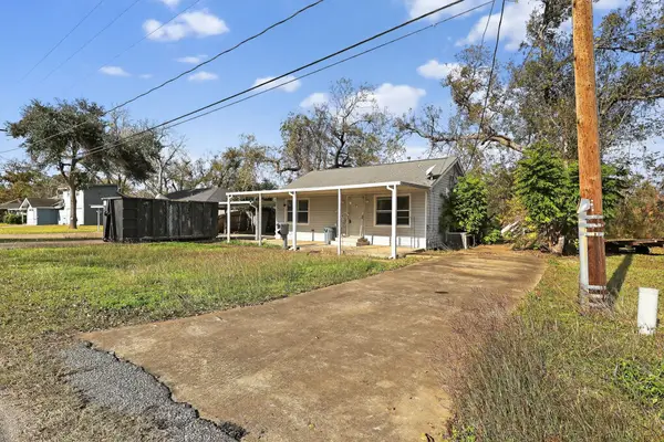 1164 E Kyle Road, Clute, TX 77531