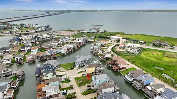 413 Amanda Circle, Tiki Island, TX 77554